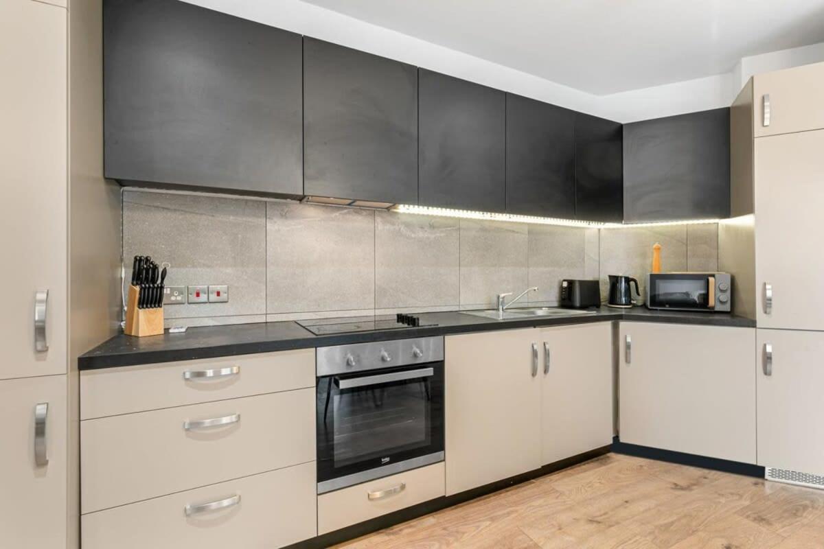 Spacious 1 Bedroom Apartment In Central Woking Exterior photo